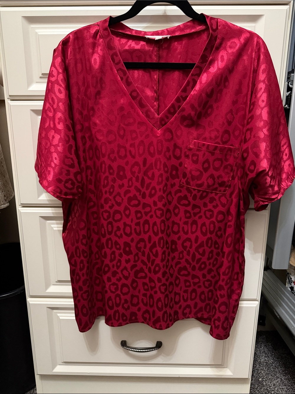 eesome Red Satin Leopard V-Neck Short Sleeve Top